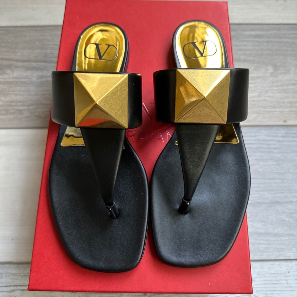 Valentino Garavani Roman One Stud Black Thong Sandal Size 37/7 New